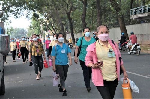 Công nhân gồng mình trong bão giá: Bụng đói đến nhà máy