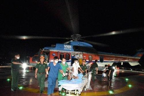 Trực thăng vượt màn đêm cứu ngư dân đột quỵ trên biển