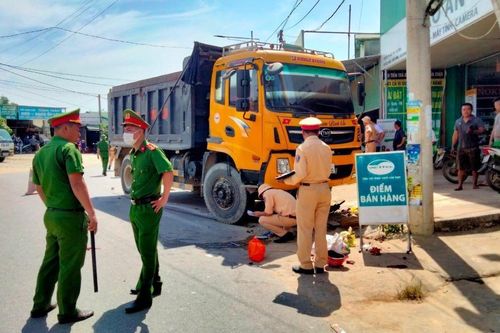 Va chạm với xe tải, hai mẹ con thương vong
