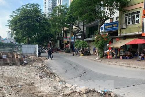 Đường ven sông Tô Lịch bất ngờ sụt sâu hơn 1m