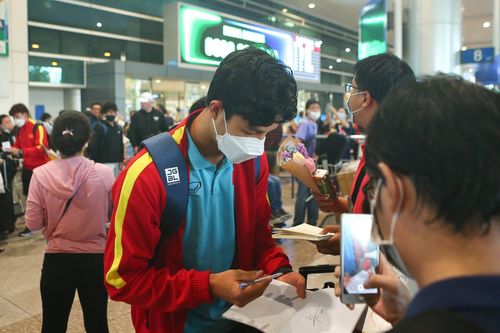 CĐV mang gấu bông, đồ ăn đến sân bay đón tuyển thủ U23 Việt Nam