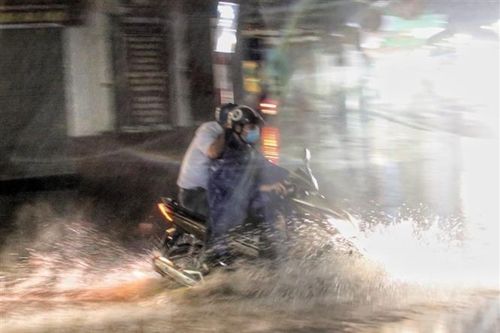 Vì sao nhiều tuyến phố ở Hà Nội ngập diện rộng trong cơn mưa đêm 13/6?