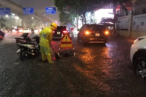 Hà Nội: Lý giải nguyên nhân ngập trên diện rộng trong cơn mưa lớn đêm 13/6