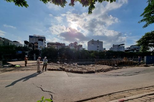 Hà Nội: Lún võng 23 m mặt đường Vũ Tông Phan do thi công cống thu gom nước thải