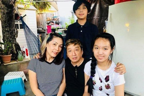 Danh ca Trường Vũ bất ngờ đưa vợ, con trở về Việt Nam