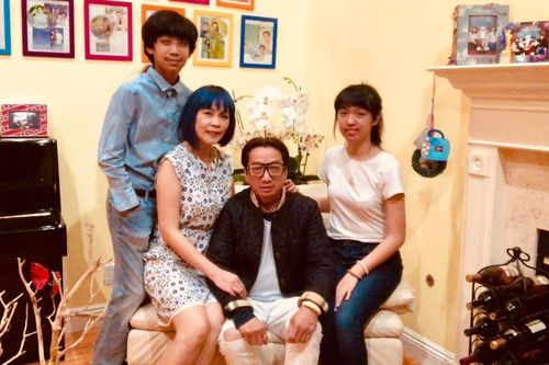 Trường Vũ bất ngờ đưa vợ con trở về Việt Nam sau nhiều năm vắng bóng