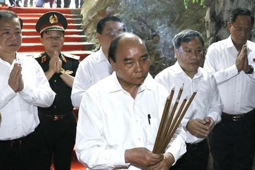 Chủ tịch Nước Nguyễn Xuân Phúc dâng hương tại Đền thờ các Anh hùng liệt sĩ đường 20 Quyết Thắng, Quảng Bình