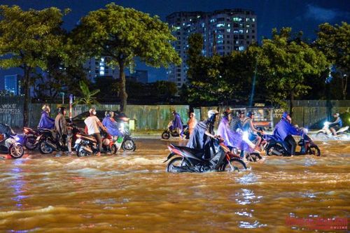 Người Hà Nội vật vã về nhà trong đêm sau mưa lớn