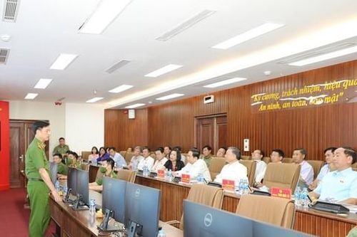 Đoàn lãnh đạo và Đại biểu Quốc hội thăm Trung tâm Dữ liệu Quốc gia về dân cư