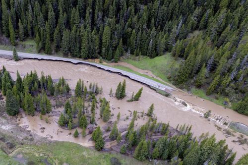 Trận lũ lụt kinh hoàng ở Yellowstone buộc hơn 1 vạn người phải sơ tán khỏi vườn quốc gia