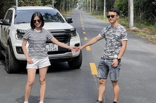 Cặp vợ chồng ở TP.HCM đi xuyên Việt bằng xe bán tải