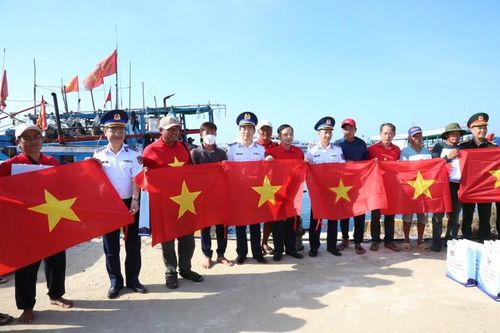 Cảnh sát biển đồng hành với ngư dân Lý Sơn