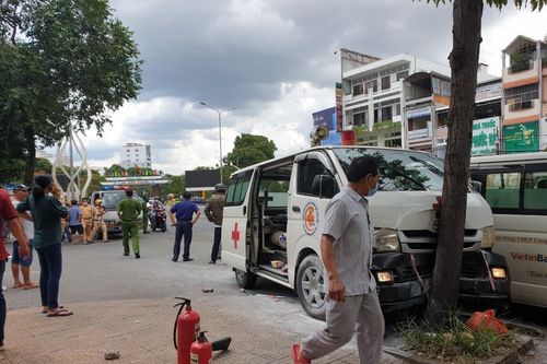 Cảnh sát vây bắt kẻ nghi ngáo đá 'trộm' xe cấp cứu bỏ chạy gây náo loạn