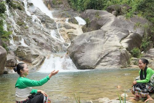 Thác 'Chó Ngáp' đẹp mê mẩn ở Thanh Hóa: Cảnh hùng vĩ nên thơ, suối trong veo mát rượi
