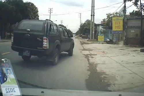 Hà Nội: Xe ô tô biển xanh tạt đầu, chèn ép xe ô tô cùng chiều