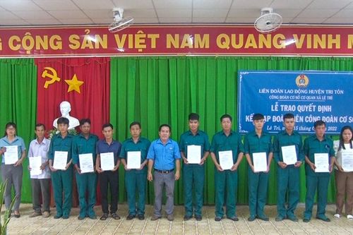 Liên đoàn Lao động huyện Tri Tôn kết nạp đoàn viên công đoàn mở rộng xã, thị trấn