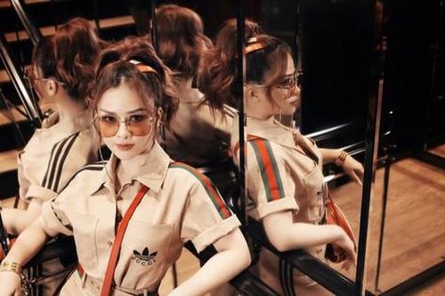 Dương Hoàng Yến diện 'cây đồ hiệu', mừng tuổi mới đơn giản bên người thân