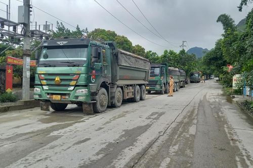 Kim Bảng (Hà Nam): Xử phạt nhiều xe tải chở đá rơi vãi, gây ô nhiễm môi trường