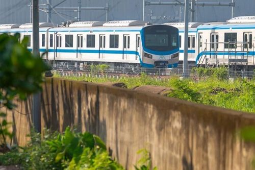 2 lớp bảo vệ vẫn không ngăn được kẻ vẽ bậy lên tàu metro ở TP.HCM