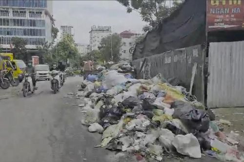Hà Nội: Rác thải lại tràn đường