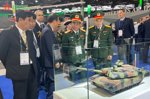 Đoàn Bộ Quốc phòng Việt Nam dự Triển lãm Vũ khí Lục quân EUROSATORY