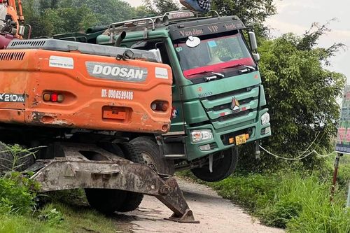 Hà Nội: Chủ tịch huyện bắt quả tang xe 'hổ vồ' đổ trộm chất thải