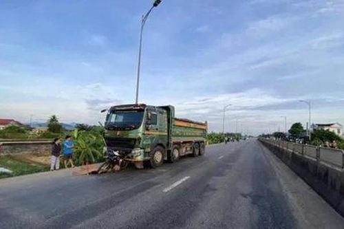 Xe ben đâm liên tiếp xe máy và xe ba gác khiến 2 người thương vong