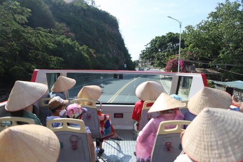 Lần đầu tiên xe buýt 2 tầng miễn phí chở du khách ngắm biển Nha Trang