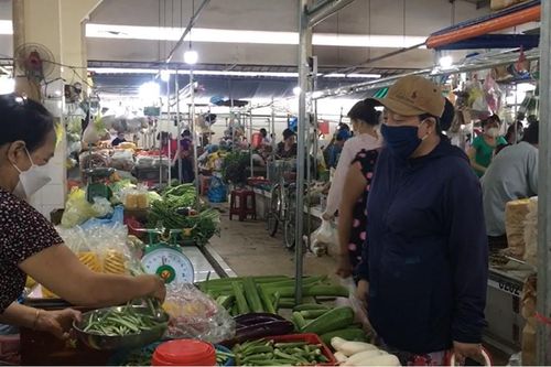 Giá hàng hóa, thực phẩm thiết yếu ở TPHCM tăng chóng mặt
