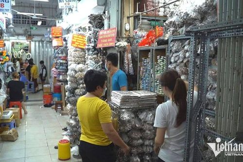 Hơn 100 tiểu thương 'tố' giá thuê sạp cao, chủ chợ xuống nước hạ giá