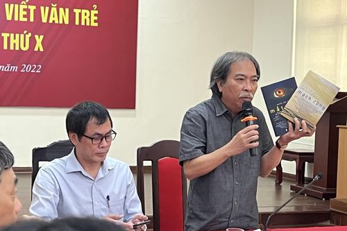 Vé máy bay cho nhà văn: Sự quan tâm không phải từ cái bắt tay suông