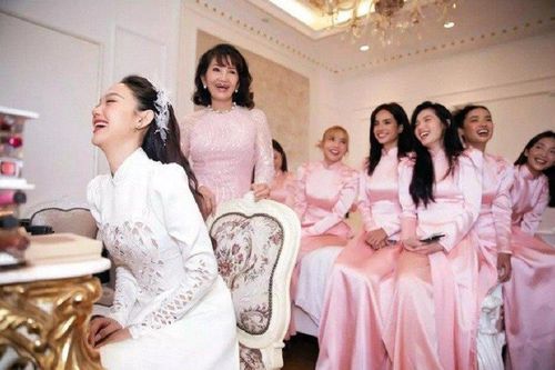 Nhan sắc người mẹ ruột trẻ đẹp của ca sĩ Minh Hằng