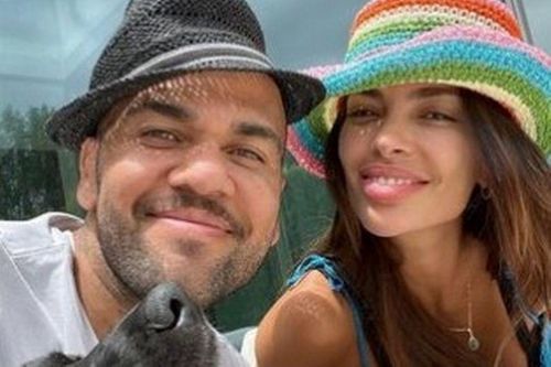 Vợ siêu mẫu của Alves rớt nước mắt khi chồng lần thứ 2 chia tay Barca