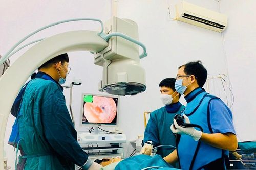 Nội soi can thiệp đặt stent thực quản giúp bệnh nhân ung thư thực quản có thể tự ăn uống
