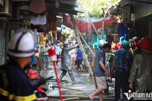 Khu tập thể náo loạn vì một chảo mỡ đang rán gây cháy