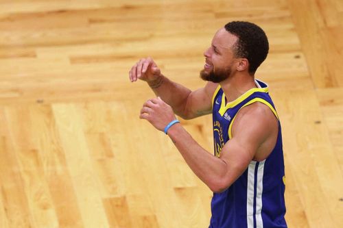 Stephen Curry khóc trong ngày đi vào lịch sử NBA