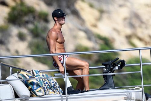 Ronaldo tập thể lực dù đang nghỉ hè