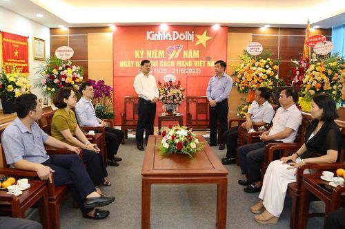 Phó Chủ tịch HĐND TP Phạm Quí Tiên chúc mừng báo Kinh tế & Đô thị