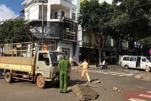 Va chạm giữa xe khách và xe tải, 4 người bị thương
