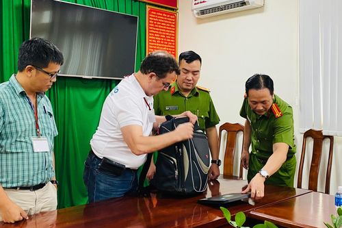 Công an TPHCM trao trả tài sản cho du khách nước ngoài bị tài xế xe ôm chiếm đoạt