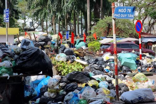 Hà Nội: Rác thải ùn ứ trên nhiều tuyến phố