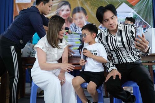 Đan Trường - Thủy Tiên đưa con trai đi làm từ thiện