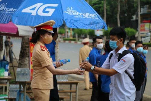Hôm nay gần 170.000 thí sinh làm thủ tục thi lớp 10, cảnh sát Hà Nội thường trực hỗ trợ