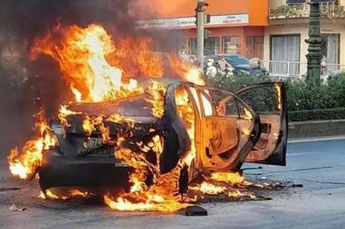 Ô tô 4 chỗ bị thiêu rụi hoàn toàn sau vụ va chạm với xe tải