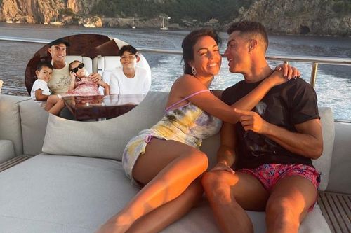 Ronaldo chơi trội khi đi nghỉ tại Tây Ban Nha