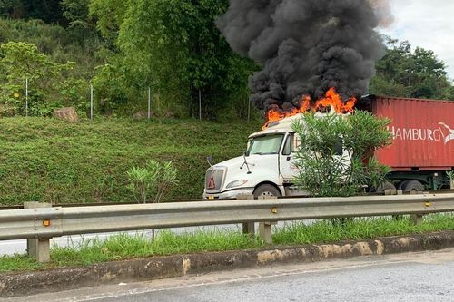 Xe container cháy trên cao tốc Nội Bài - Lào Cai, khói đen bốc cao hàng chục mét