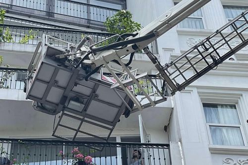 Cháy khách sạn phố cổ, cảnh sát dùng xe thang đưa khách ra ngoài