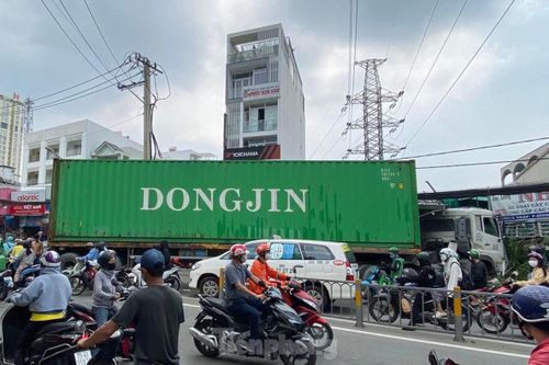 Mất lái, xe đầu kéo tông sập quán cơm ven đường