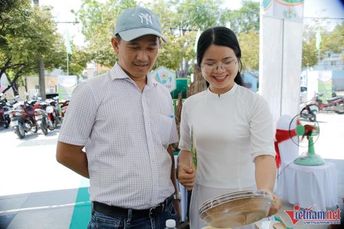 8X Quảng Nam làm bát đĩa mo cau, đẹp rẻ lại thân thiện môi trường