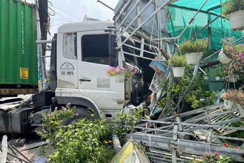 Xe container sầm sập lao vào quán cơm, nhiều người tháo chạy thục mạng